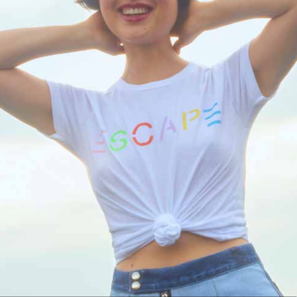 Barber Tee w/ graphic “ESCAPE” Sm